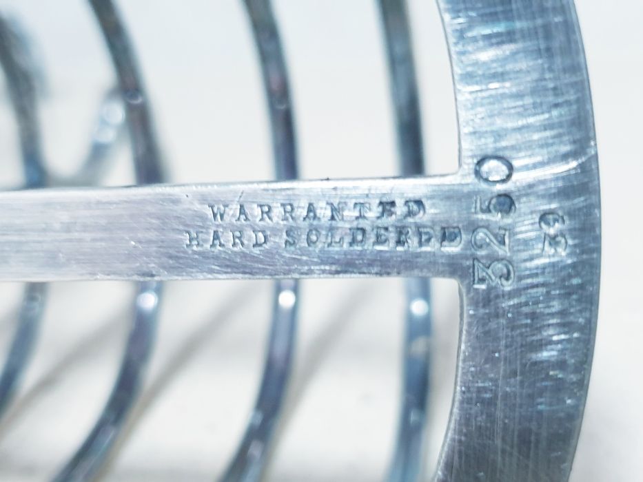 Antigo suporte para torradas inglês com banho em prata