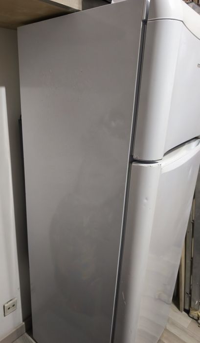 Frigorífico Indesit grande a funcionar bem