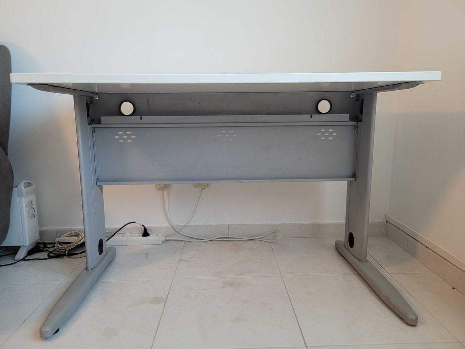 Secretária com estrutura em metal