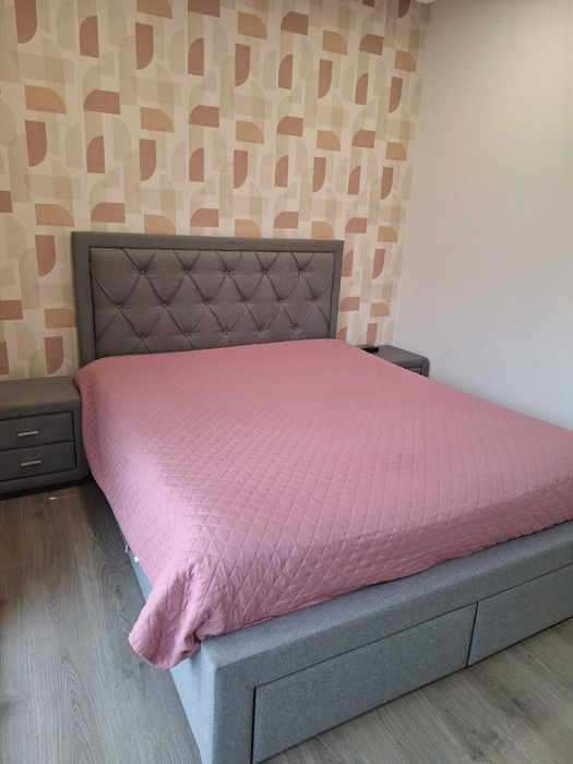 cama de casal c/ estrado e colchão + 2 mesas de cabeceira