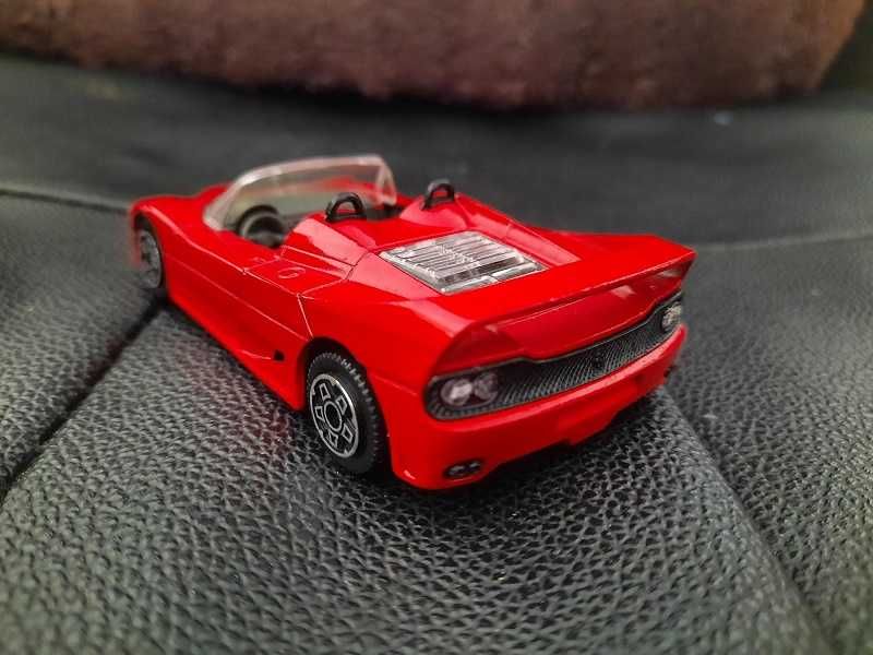Miniaturas Ferrari e Porsche à escala 1/43