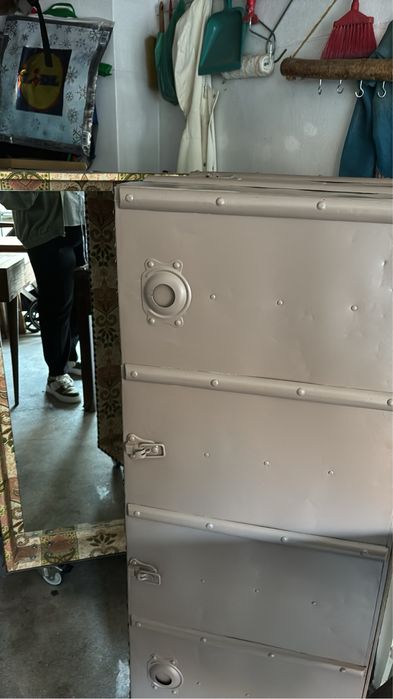 Baú roupeiro recuperado em bom estado