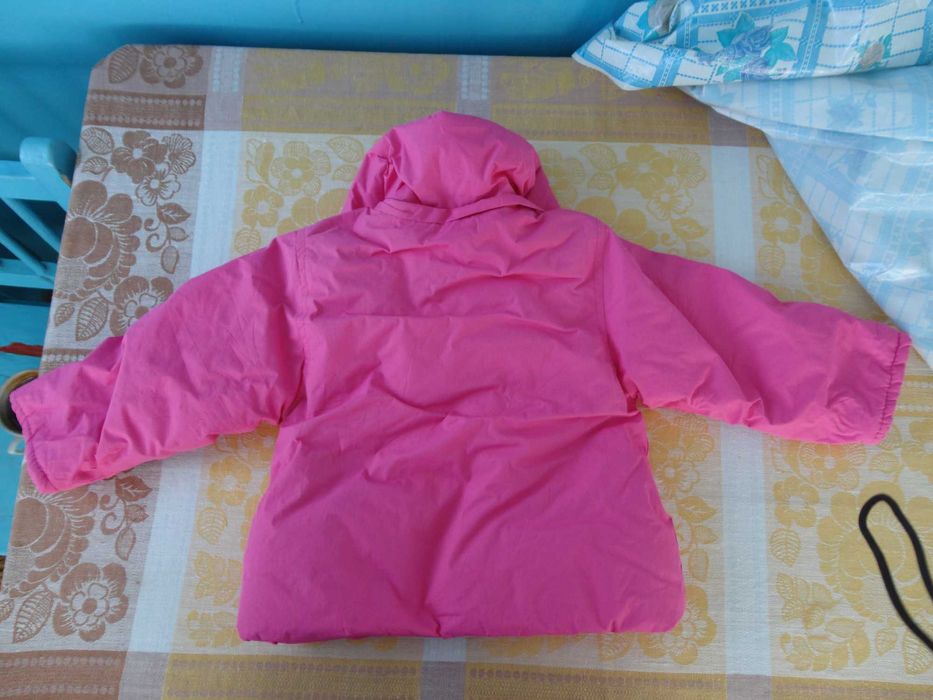 Дитяча (дівчача) рожева курточкаНа 2-3 роки.