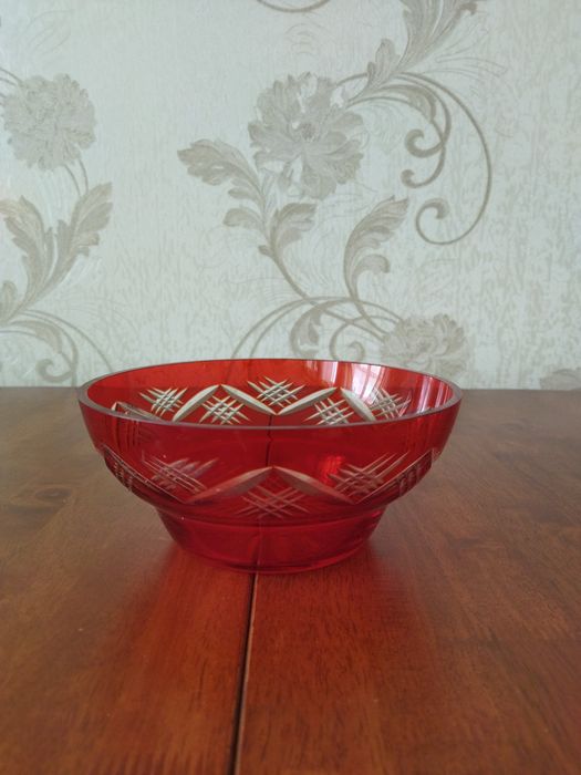 Конфетница с красного стекла