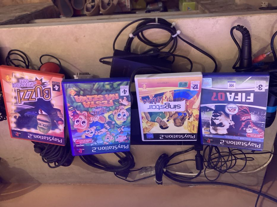 Play Station 2 em bom estado com 4 jogos