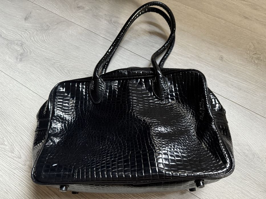 Czarna lakierowana torebka