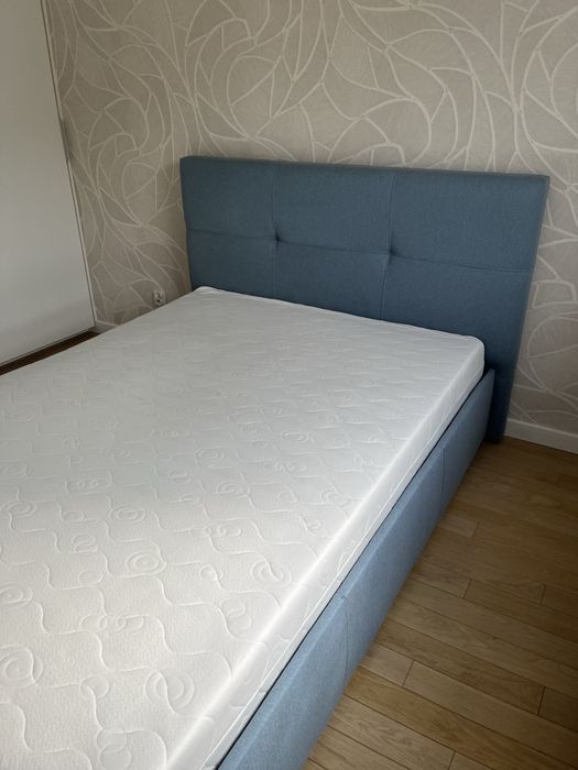 Łóżko tapicerowane z materacem