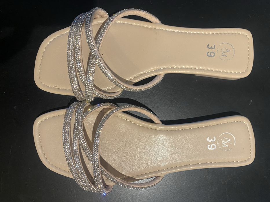 klapki beżowe letnie