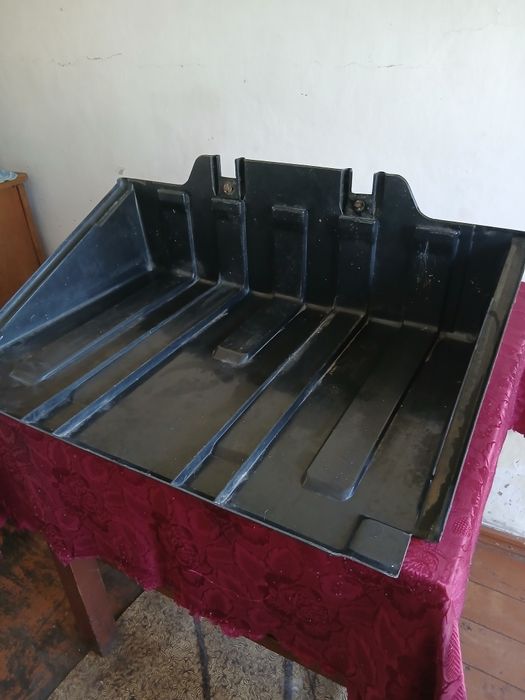 Продам кришку акумуляторного відсіку на MAN