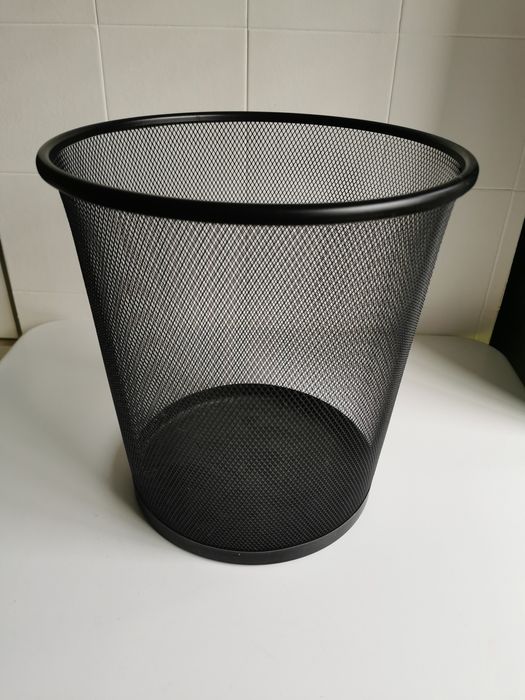 Cesto de papéis preto