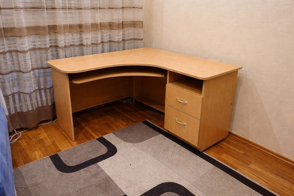 Комп'ютерний стіл