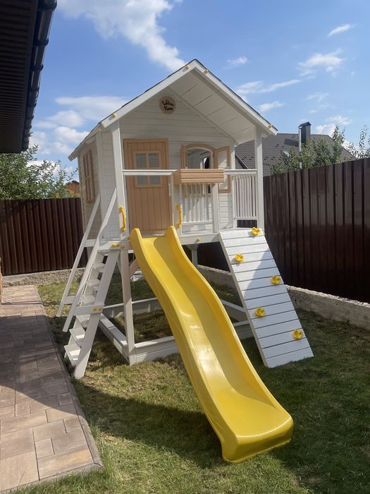 Дитячий майданчик будиночок гірка качеля пісочниця скеледром