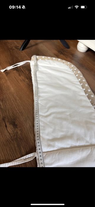 Kremowo bezowy ochraniacz do łóżeczka niemowlęcego