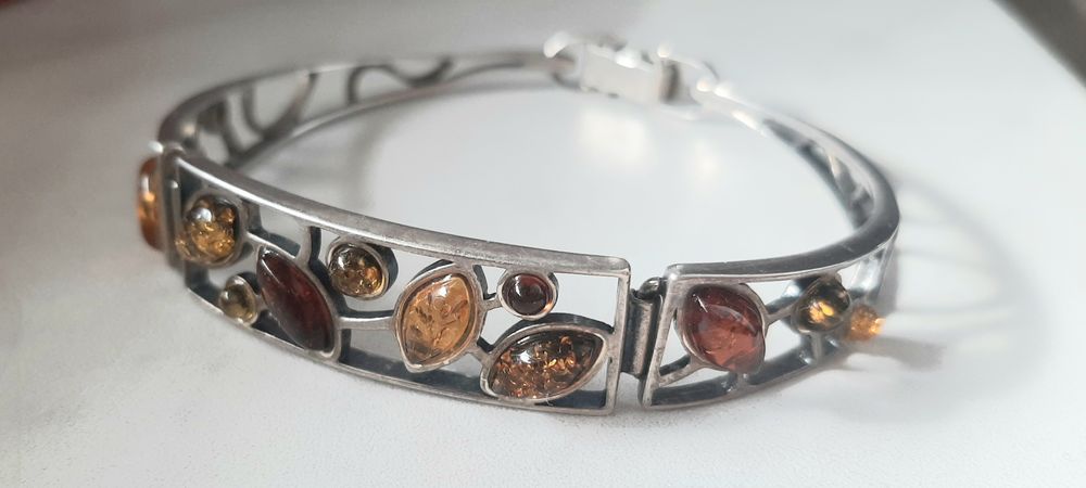 Srebrna bransoletka z bursztynem