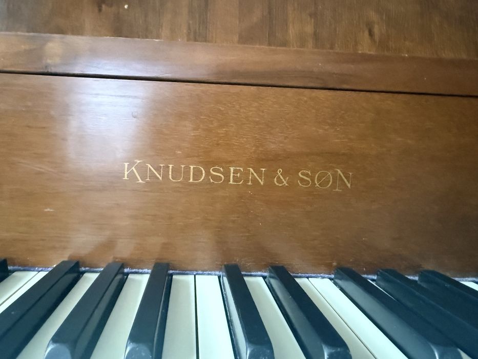 Pianino duńskie Knudsen & Søn – kompaktowe, świetne do nauki