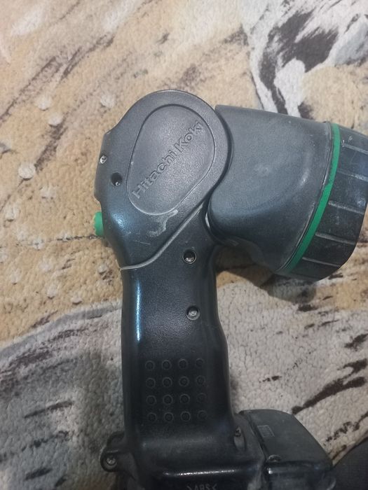 Акумуляторний ліхтар Hitachi UB12D.