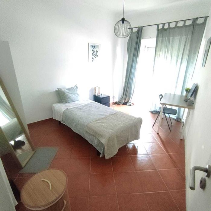 Roupeiro, secretária, colchão, etc