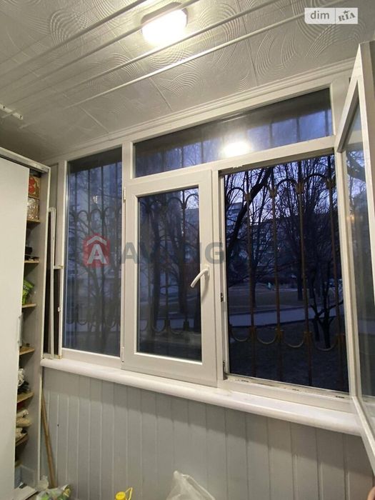 Продам однокімнатну на Бородінському.