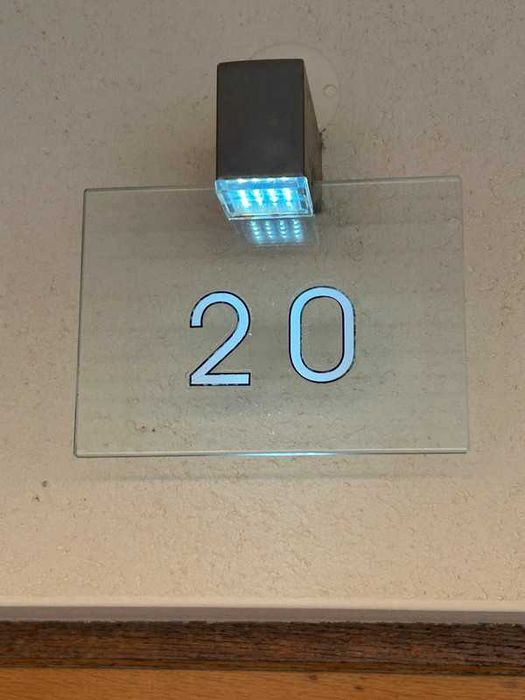 Aplique LED exterior Philips com número da porta (corrente elétrica)