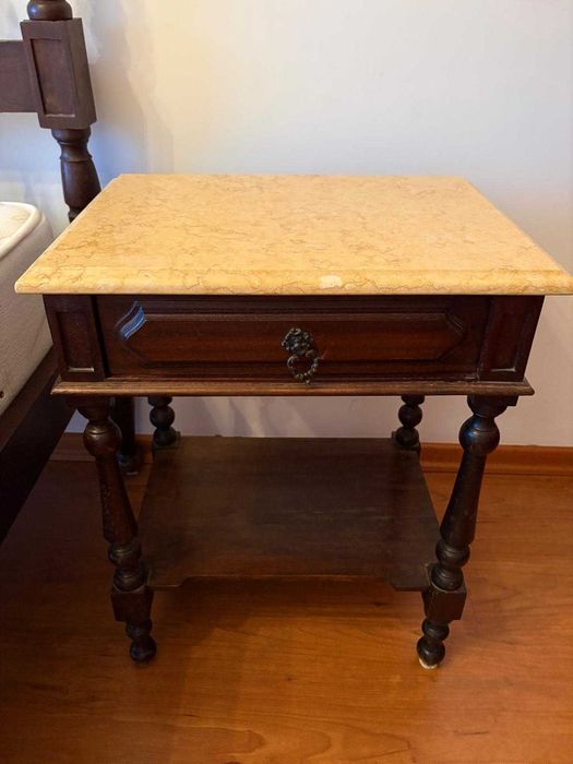 Conjunto de Móveis de Quarto Casal em Madeira Maciça – Estilo Clássico