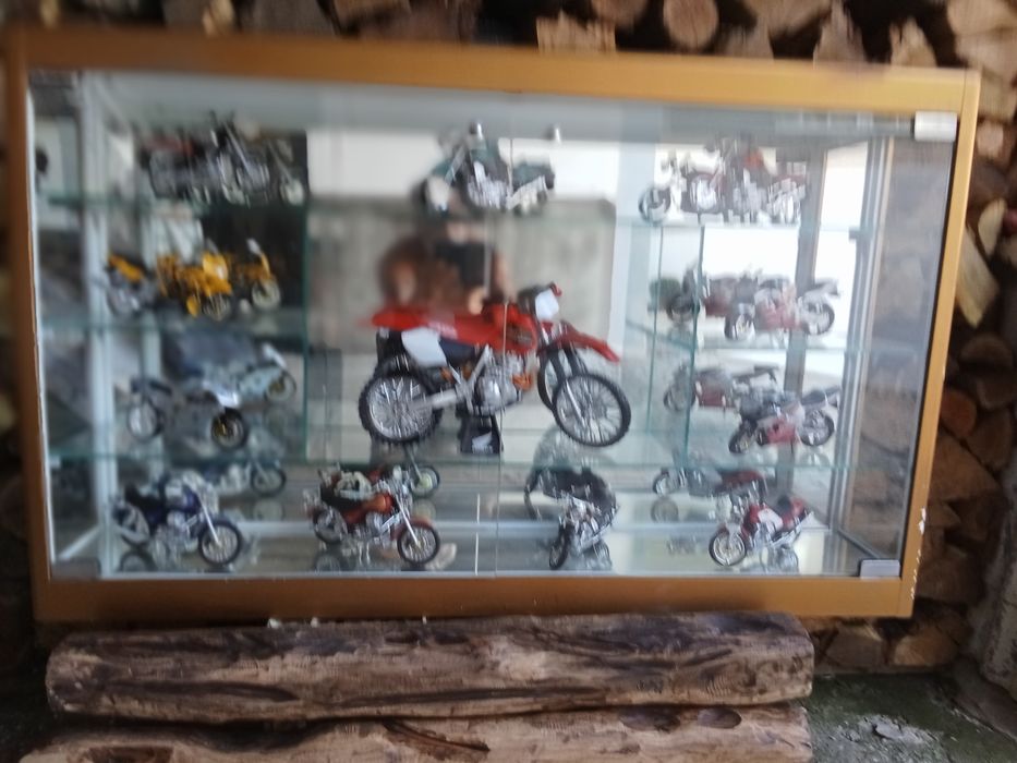 Vitrine em vidro com uma colação 12 MOTAS.