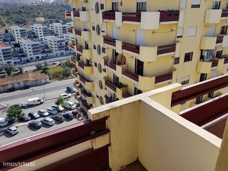 T1 mobilado com varandas em prédio com elevador