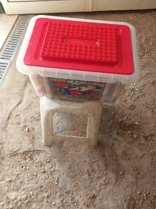 Caixa com peças de legos ideal para crianças