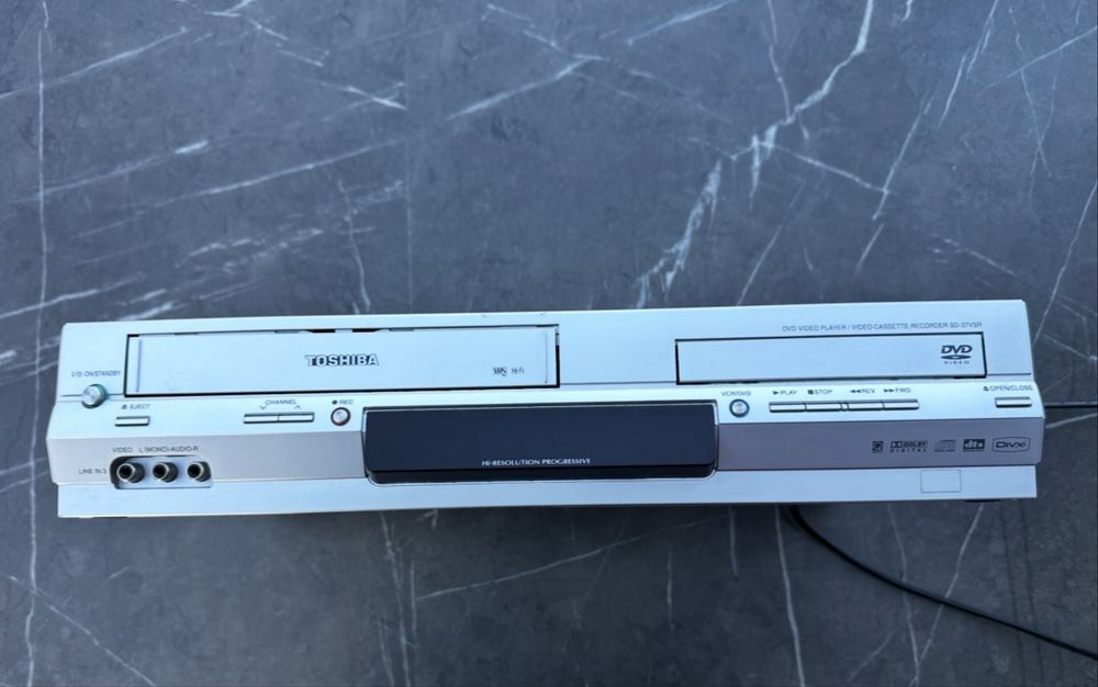 Відеомагнітофон  DVD програвач (2 в 1)Toshiba SD-37VSR