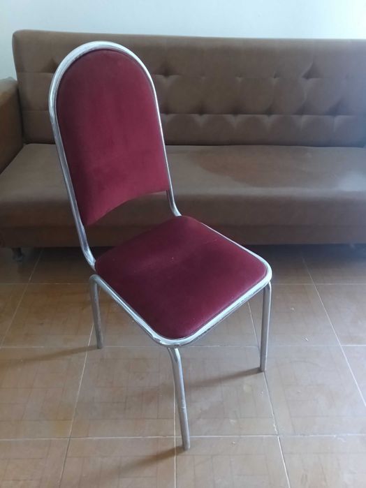 6 cadeiras vermelhas de ferro e veludo