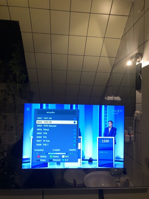 Telewizor w lusterku do łazienki lub kampera