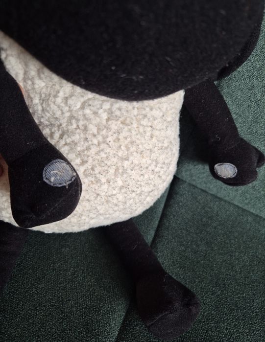 Owca, baranek Shaun (wysokość ok. 37 cm).