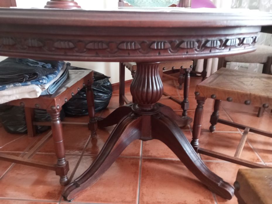 Conjunto de Mesa extensível em madeira e 6 cadeiras