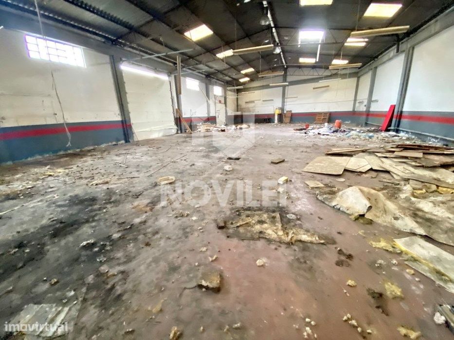 Armazém c/ 1000m2 em parcela de terreno c/ 1620m2 - M.Grande