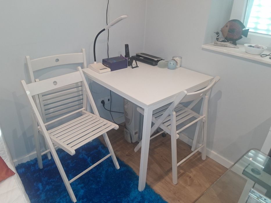 Mesa com 4 cadeiras de madeira brancas modelo IKEA dim 75x75 cm