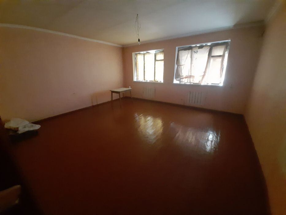 Продам будинок з зручностями іБомбосховищем,5 кімнат