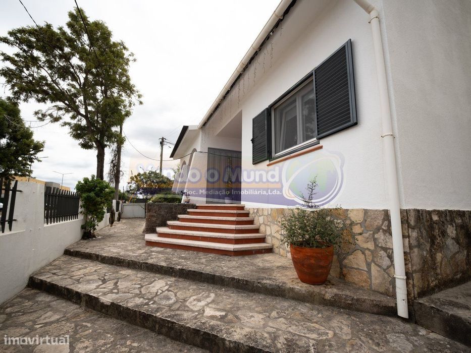 Moradia T6 + 1 em Benavente (B688)