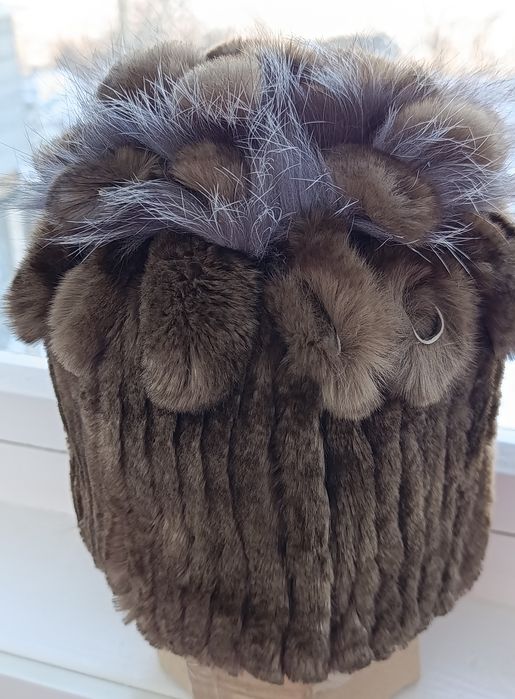 Зимова натуральна якісна жіноча шапка.