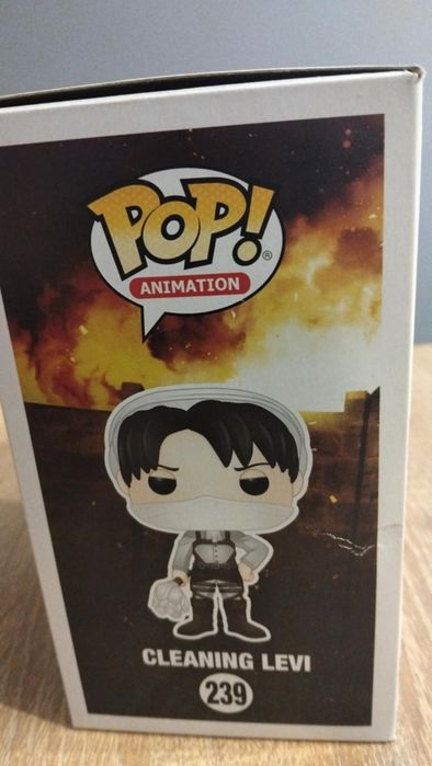 Funko pop, attack on titan, cleaning Levi