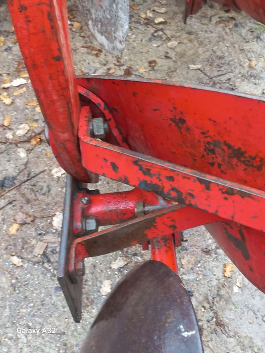 Продам 2-х корпусний плуг Massey-Ferguson 2по30