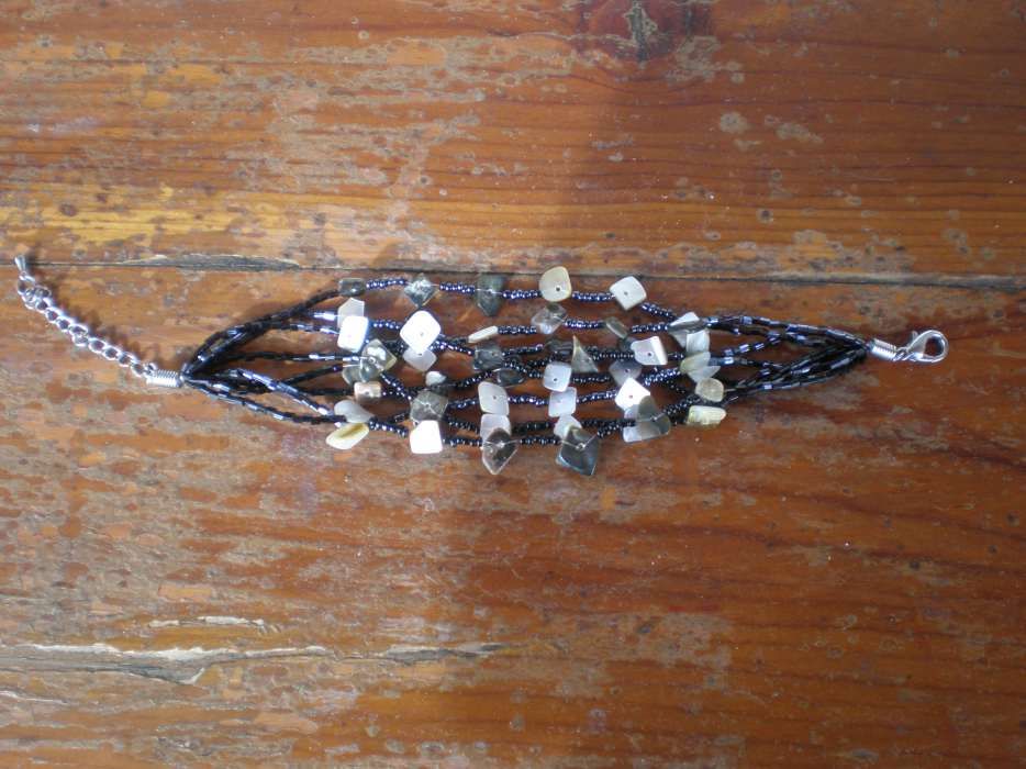 Pulseira preta e branca