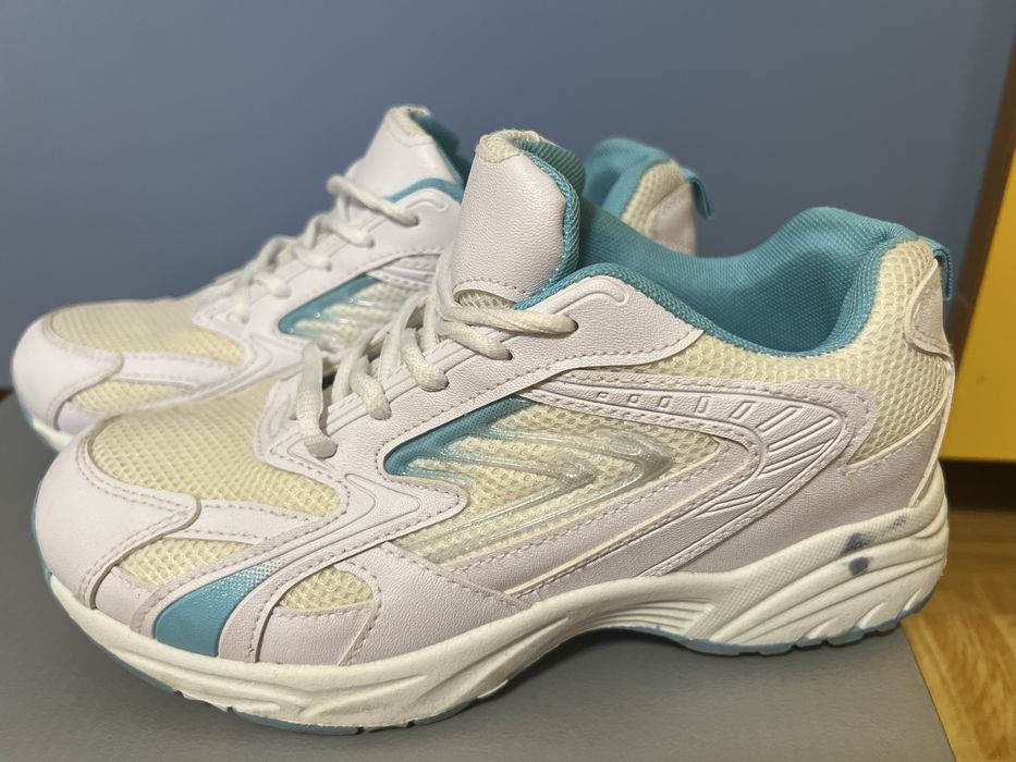 Білі жіночі кросівки