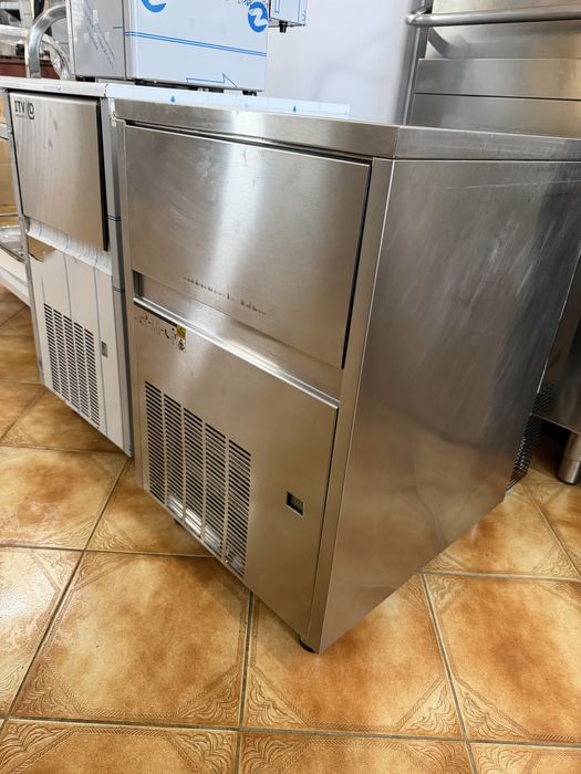 Maquina de Gelo  triturado  Brema  Produção de 60 kg a 90 kg em 24 horas