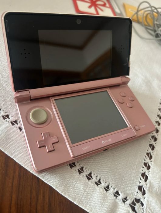 Consola Nintendo 3DS Coral Pink Desbloqueada (Full Box) + Cartão SD Extra com Desbloqueio