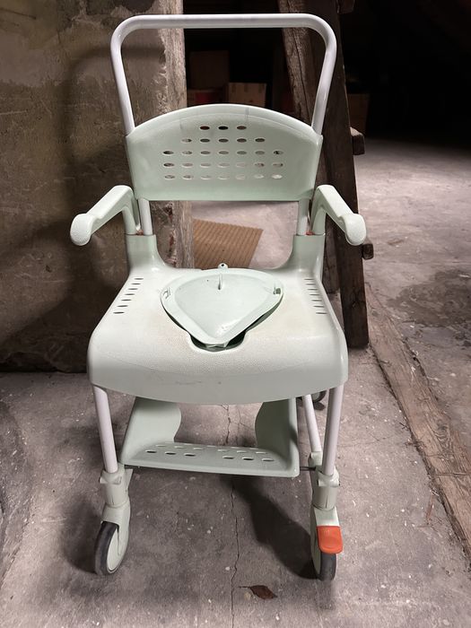 Krzesło toaletowo-prysznicowe Mobilex Clean 55 cm – na kółkach