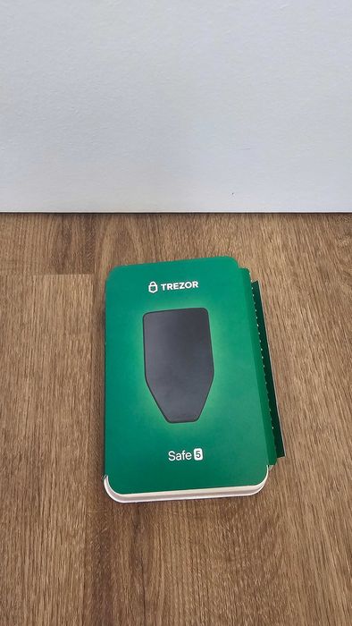 Trezor Safe 5 com caixa, cabo e guia