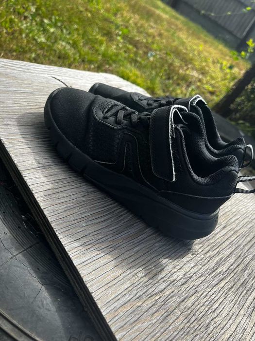 чорні дитячі легкі кросівки Decathlon  33