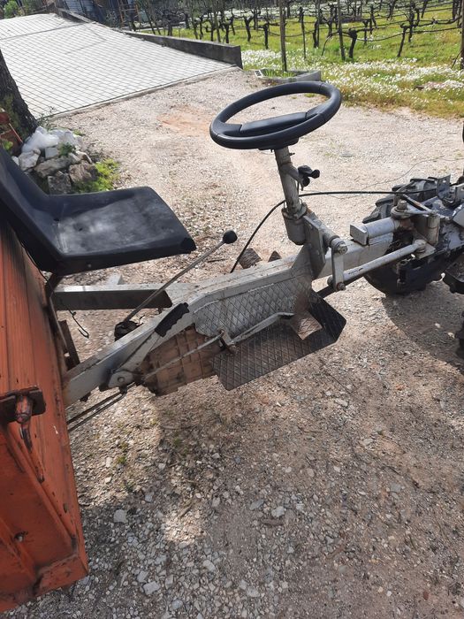 Motoenxada com motor Lombardini de 14 cavalos.