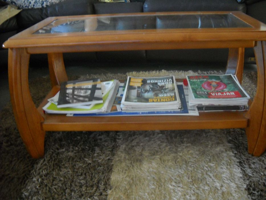 Mesa de centro em pinho mel com vidro