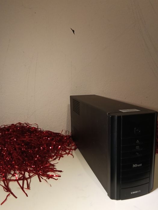 Nobreak (UPS) Trust Oxxtron 1000VA