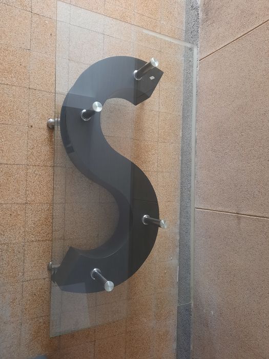 Mesa de centro com 2 bancos